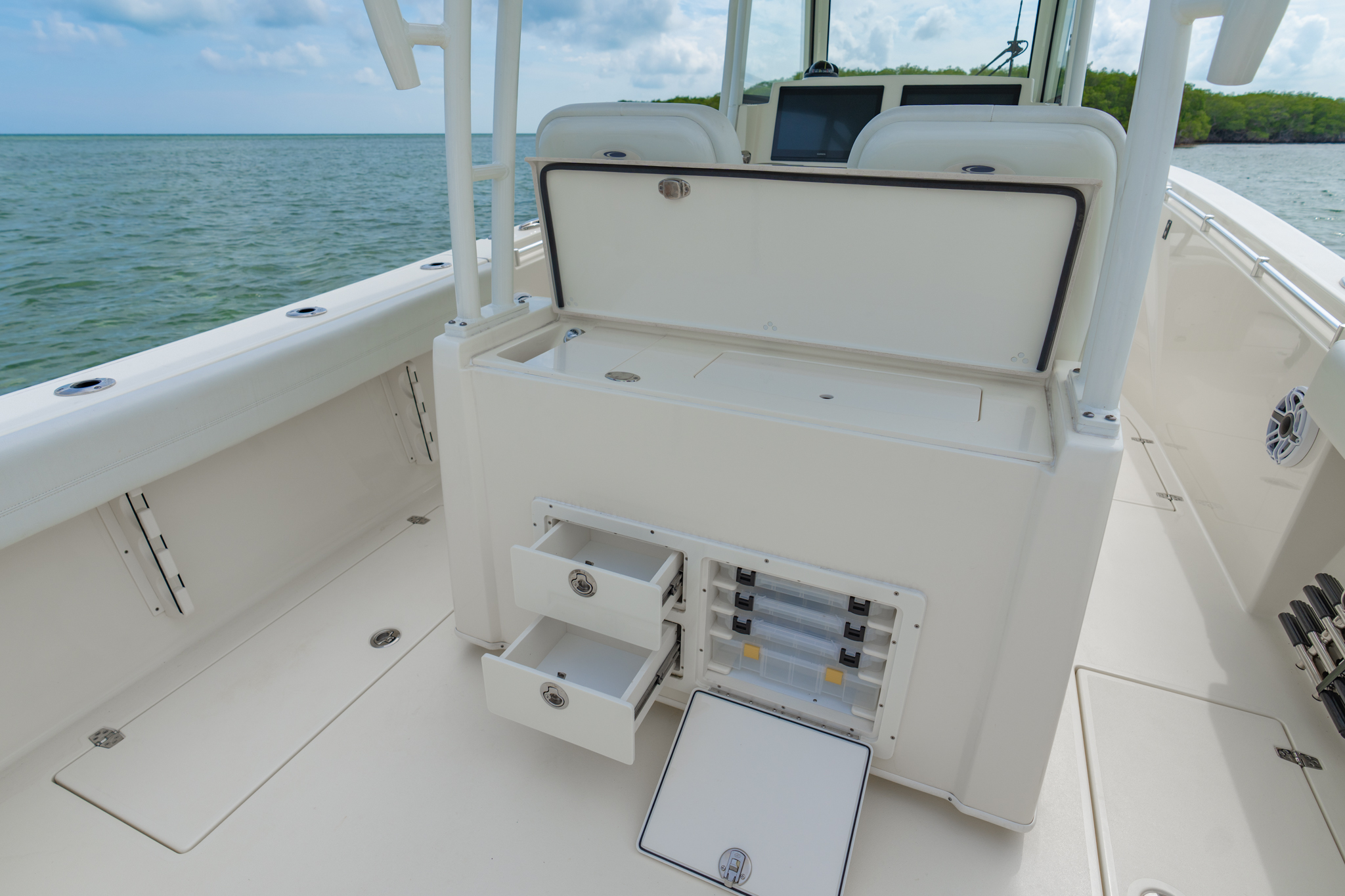 A dedicated bait prep station with sink and tackle storage helps keep gear organized and within easy reach. Every aspect designed to work together, so you can spend less time searching and more time fishing. 