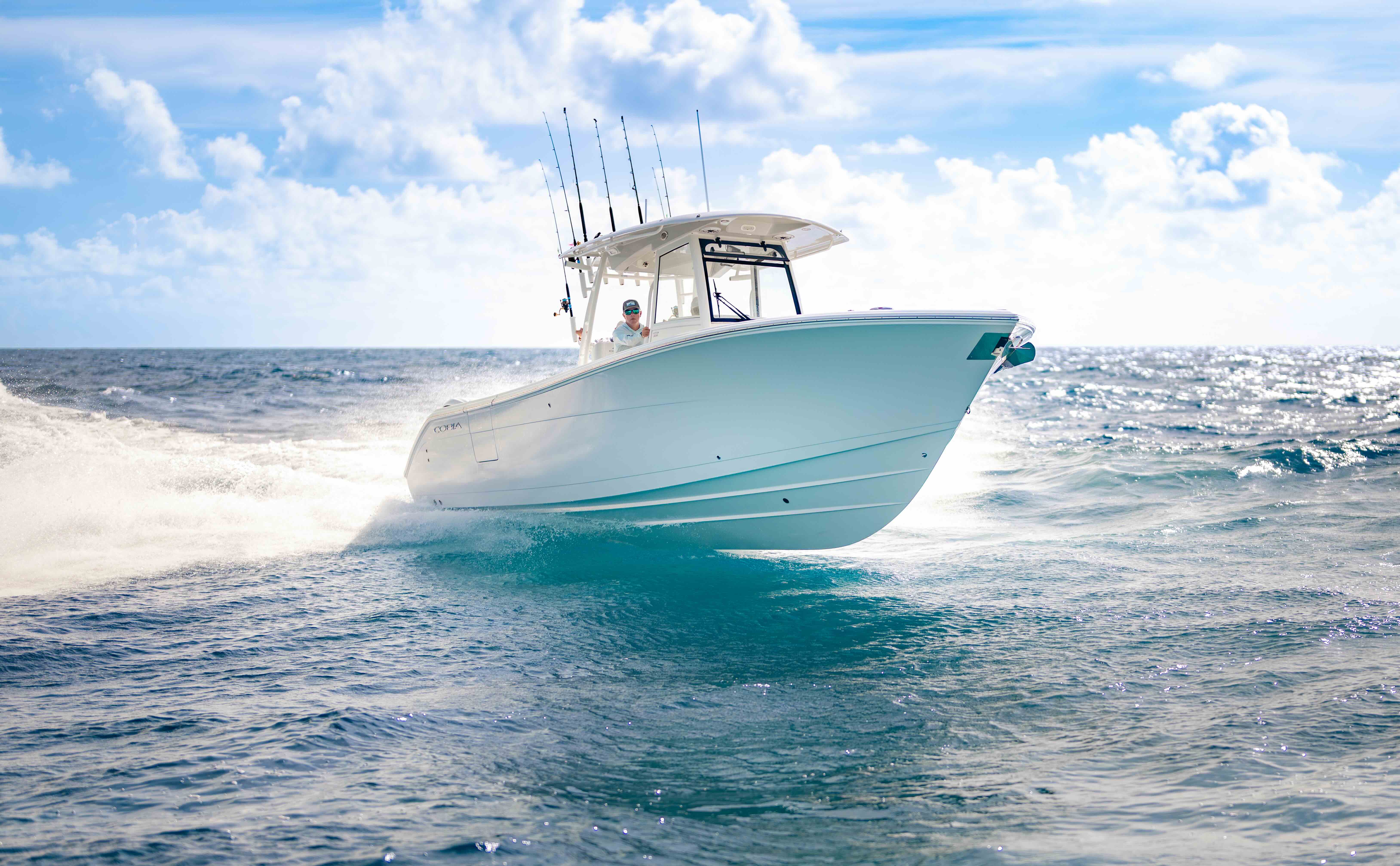 The 320 CC's sharp entry, aggressive bow flare, and variable deadrise hull work together to deliver the dry, confident ride Cobia is known for. It tracks comfortably through changing conditions while keeping passengers protected and comfortable. 