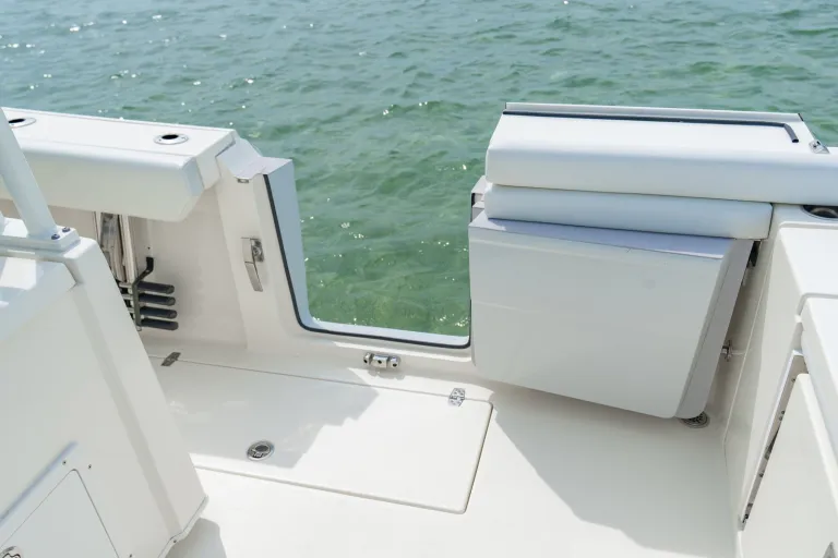 cobia-320-cc-tuna-dockside-boarding-door.jpg